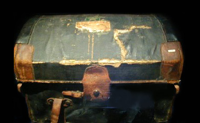 Sold at Auction: Titanic, TITANIC (1997) Original PROP 1900's Passenger  Suitcase/Trunk